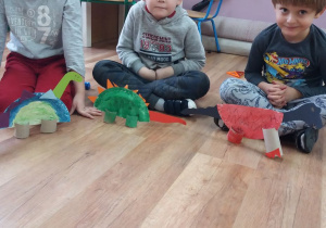 Chłopcy prezentują swoje dinozaury